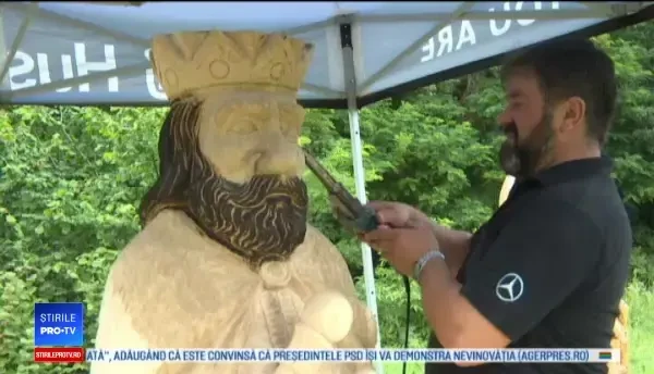 Într-o comună din Vâlcea, personajele din basme sunt sculptate cu ajutorul drujbei