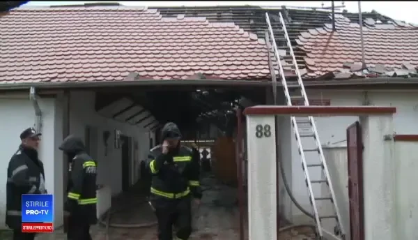 Câmin de bătrâni din Arad cuprins de flăcări. În clădire se aflau nouă persoane