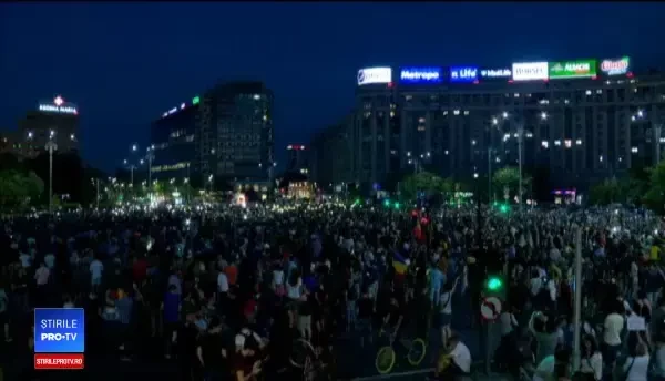 Mii de oameni au aplaudat pe străzi condamnarea lui Dragnea: Avem o bucurie după atâtea zile de proteste