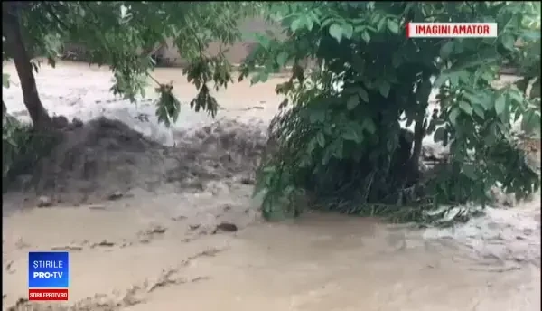 Vijelii și averse în jumătate de țară. Mașinile au fost luate pe sus de ape