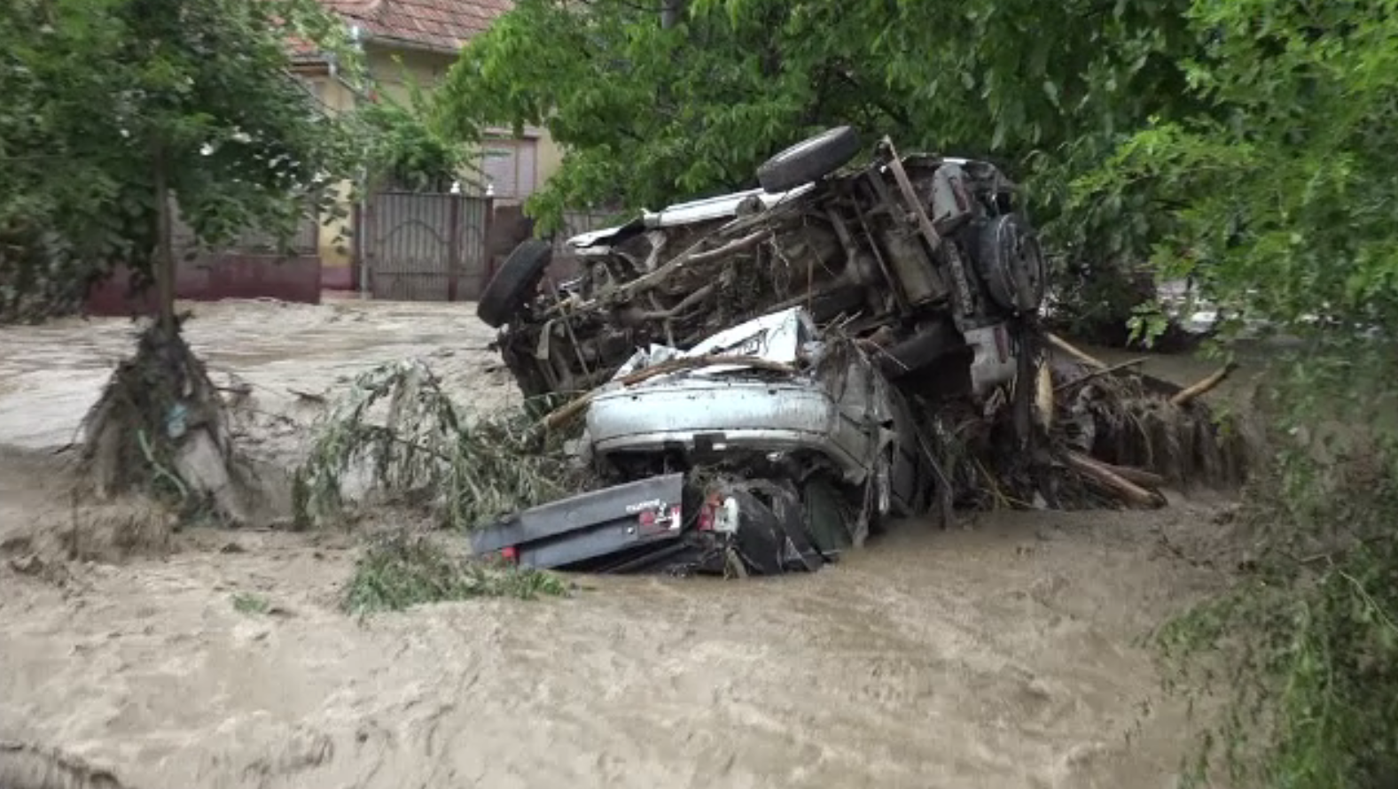 Mașini luate de viitură și culturi distruse. Codul galben a măturat mai bine de jumătate din ţară