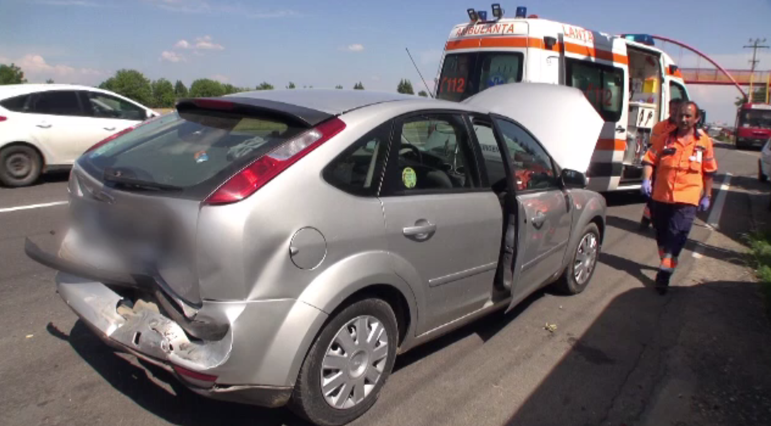 Patru oameni la spital și trei mașini avariate, din cauza neatenției unui șofer