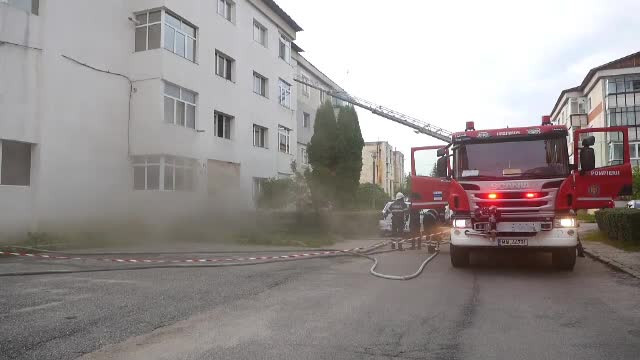 Panică într-un bloc din Curtea de Argeș, din cauza unui incendiu izbucnit de la un scurtcircuit