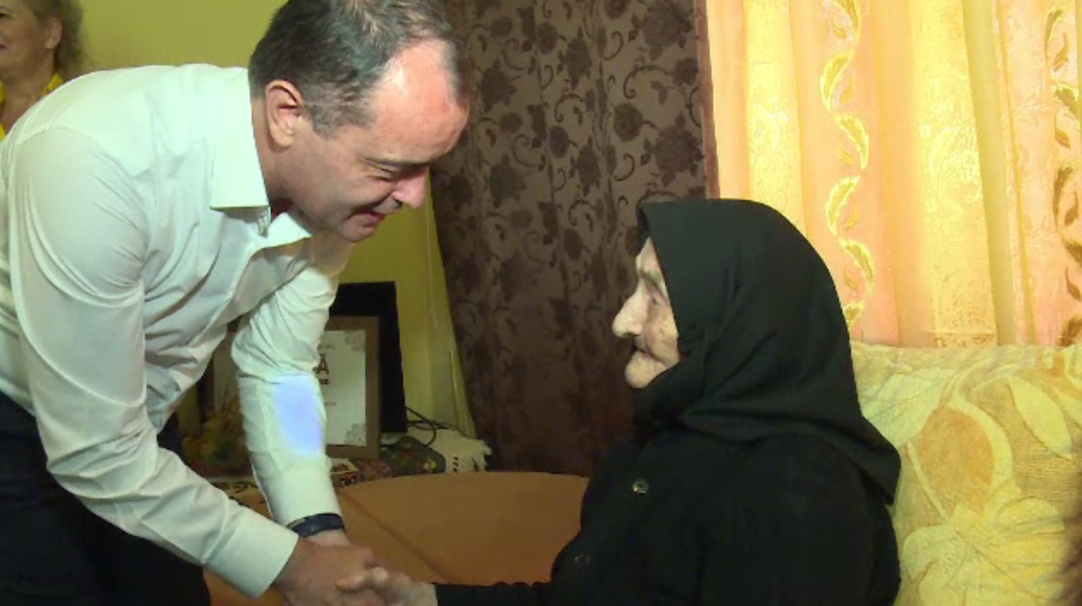 Surpriza făcută de autorități unei bătrâne din Bistriţa-Năsăud care a împlinit 100 de ani
