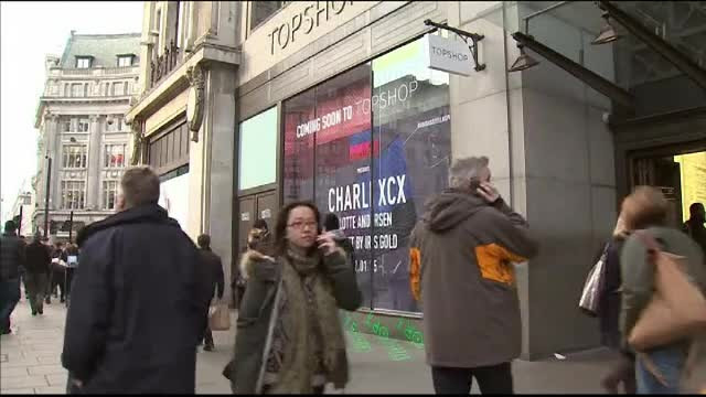 Fenomen îngrijorător în Marea Britanie. Hainele se demodează din ce în ce mai repede