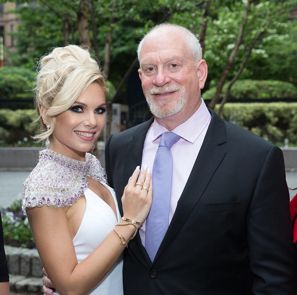 O tânără din România s-a căsătorit milionarul ce administrează Statuia Libertăţii