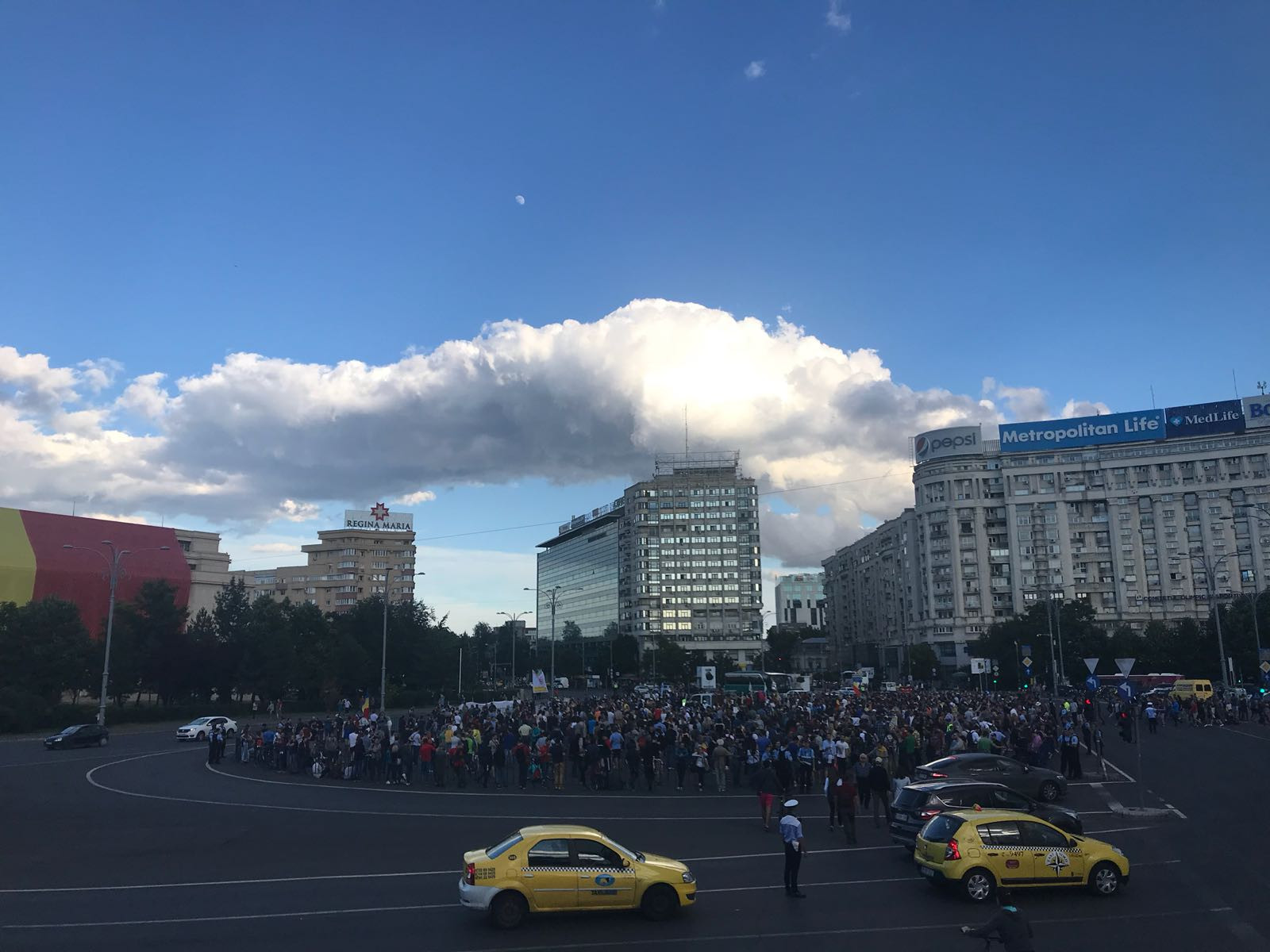 Câteva mii de oameni au manifestat în București și în țară împotriva Guvernului. IMAGINI