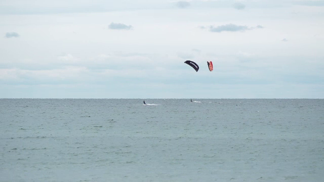 Vântul a adunat iubitorii de kitesurfing pe litoral. ”Așteptăm furtunile, e momentul nostru preferat”