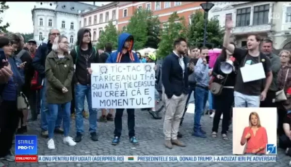 Sute de oameni din Cluj au cerut demiterea Guvernului și alegeri anticipate