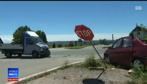 Două mașini s-au izbit frontal în Gorj. Bilanțul episodului înfiorător petrecut pe un drum cu prioritate