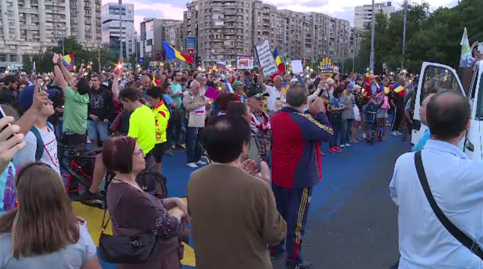 Mii de oameni în stradă, în București și alte mari orașe din țară. ”Își fac legi pentru ei”