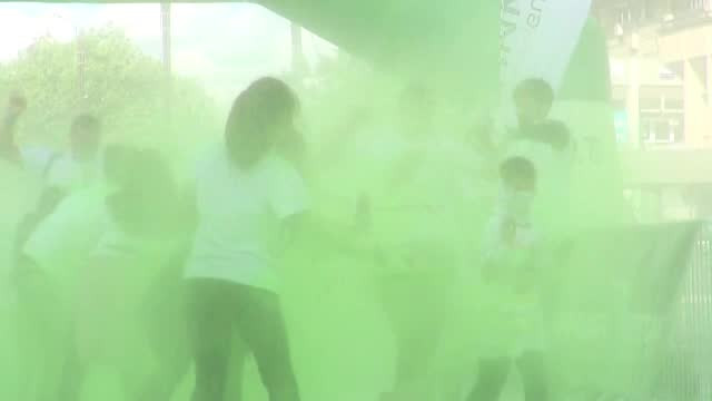 Sute de oameni s-au lăsat colorați cu pudră și spumă la Iași