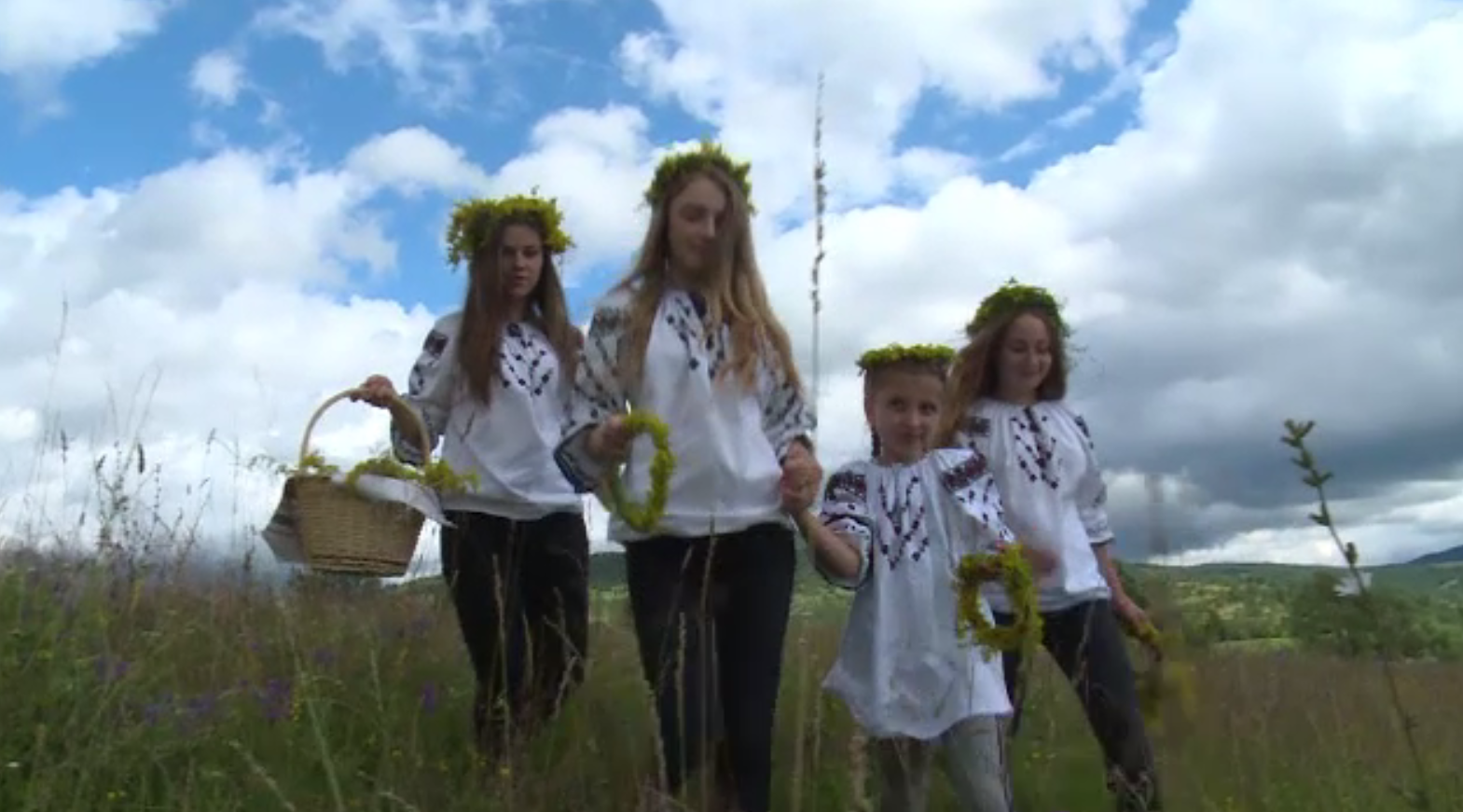 Tradiții și obiceiuri de Sânziene. Ce trebuie să facă tinerele pentru a-și visa ursitul