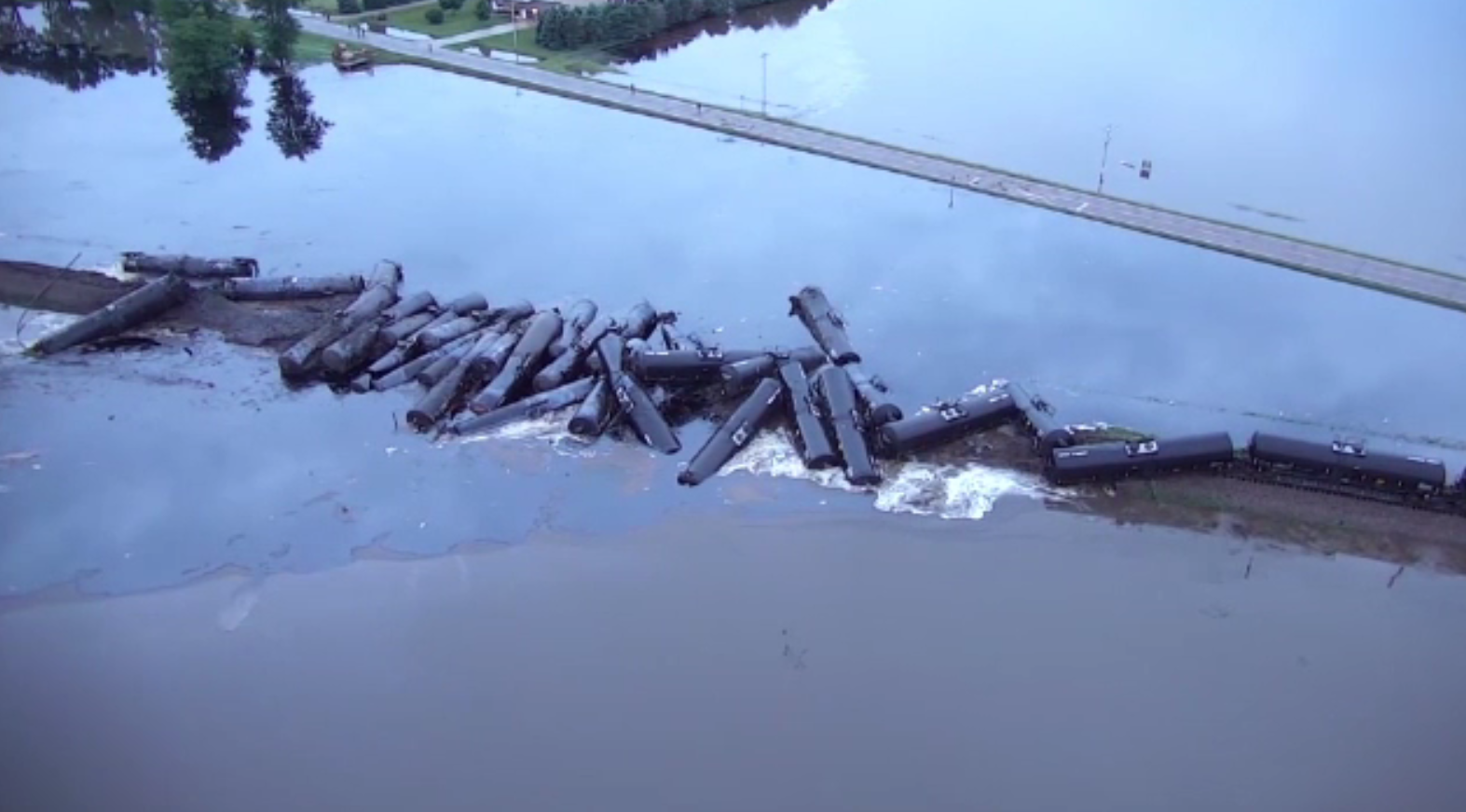 Un tren care transporta petrol a deraiat, iar o parte din încărcătură a ajuns într-un râu