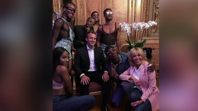 Poza pentru care Macron a fost criticat: "Charles de Gaulle s-ar răsuci în mormânt"