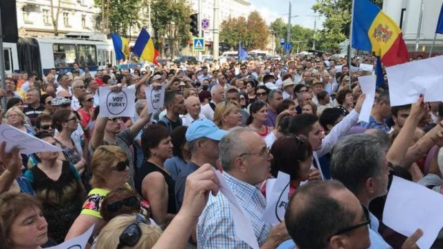 Protest cu mii persoane la Chişinău față de decizia de invalidare a alegerilor