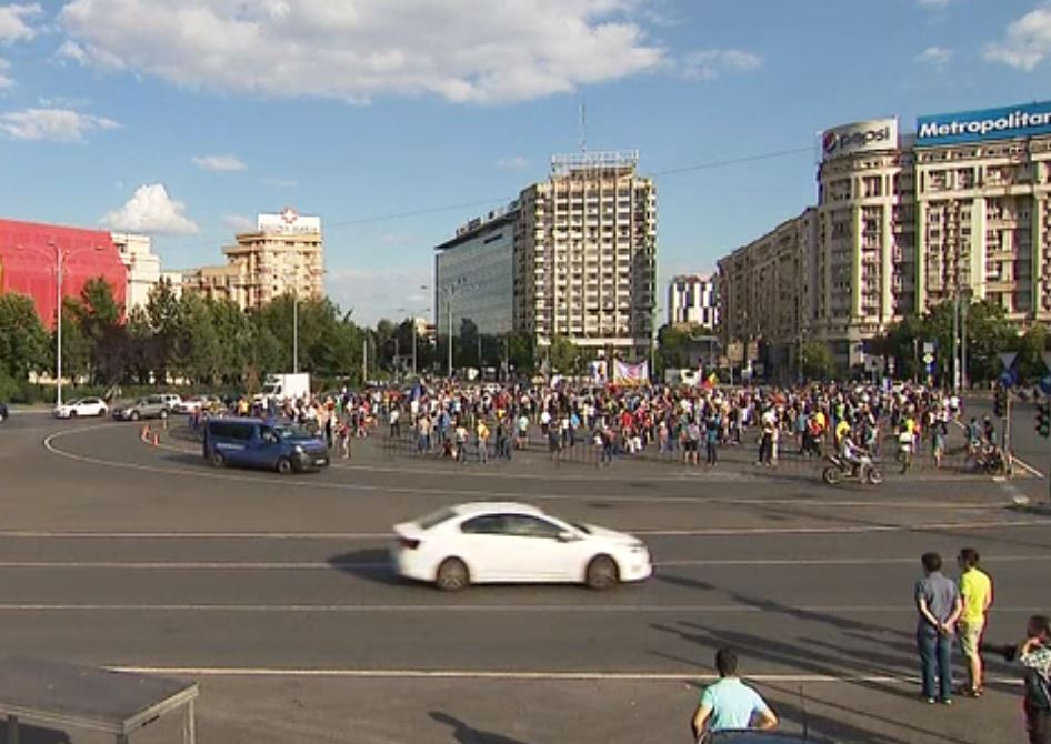 Peste 10.000 de oameni au protestat în Capitală, alte câteva mii, în marile orașe. Filmul manifestațiilor. VIDEO