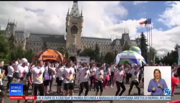 Sute de oameni s-au lăsat colorați cu pudră și spumă la Iași