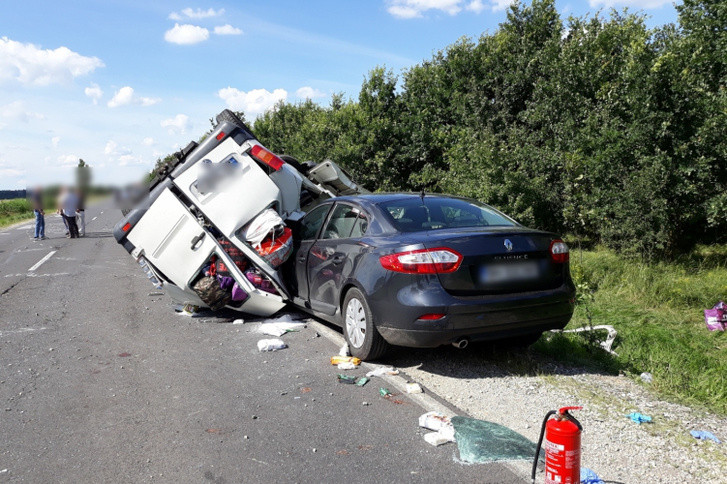 Zece răniţi într-un accident produs în Ungaria. Două vehicule din România, implicate