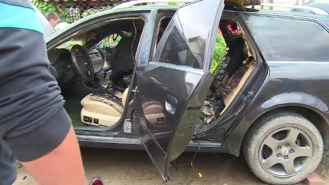 Au vrut să repare o mașină, dar au ajuns în stare gravă la spital după ce au provocat o explozie