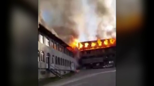 Incendiul de la mănăstirea din Suceava, pornit de la o sobă. ”Fumul se vedea de la 40 km”