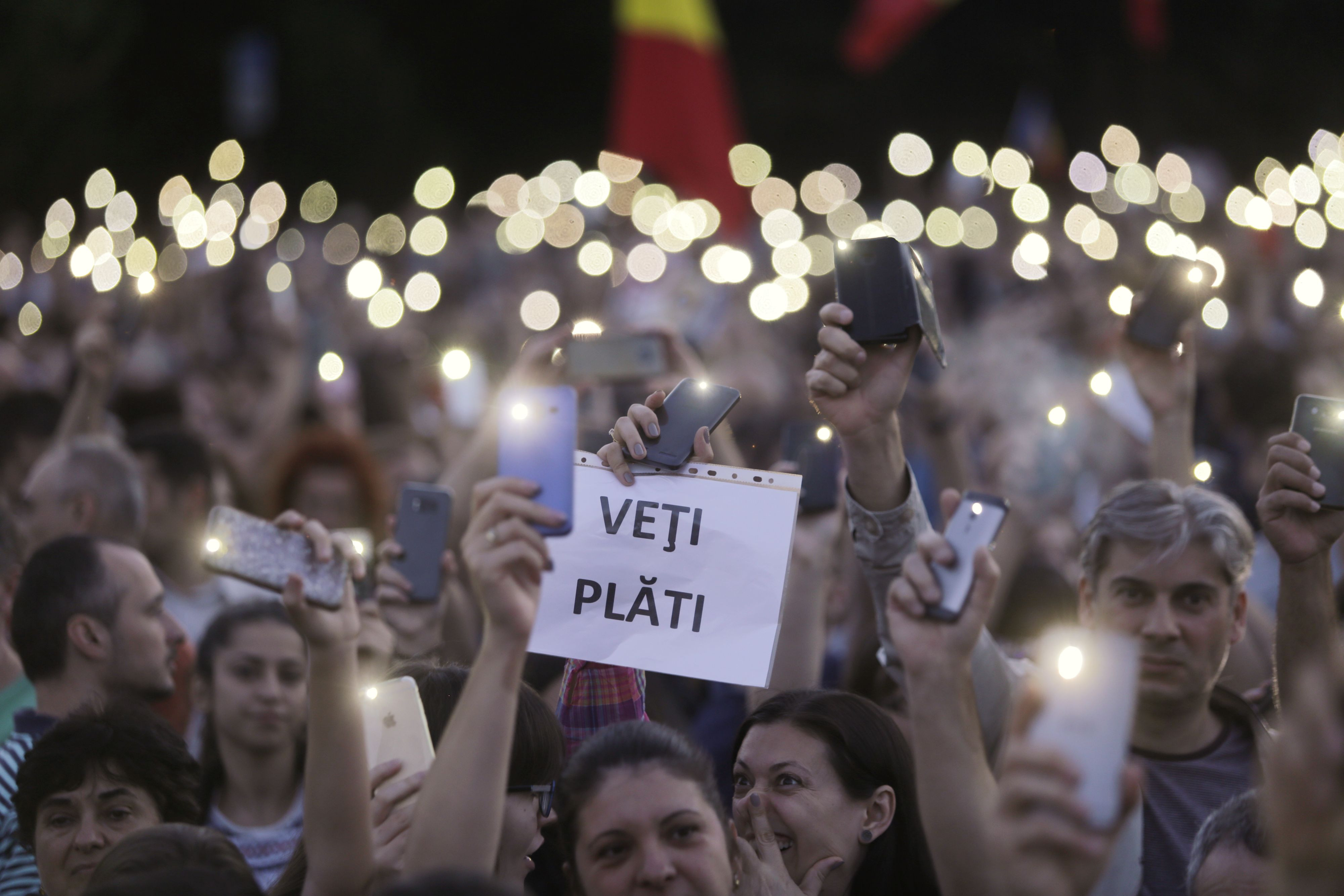 Mii de persoane au protestat în București. ”Nu vreau să trăiesc în comunism”
