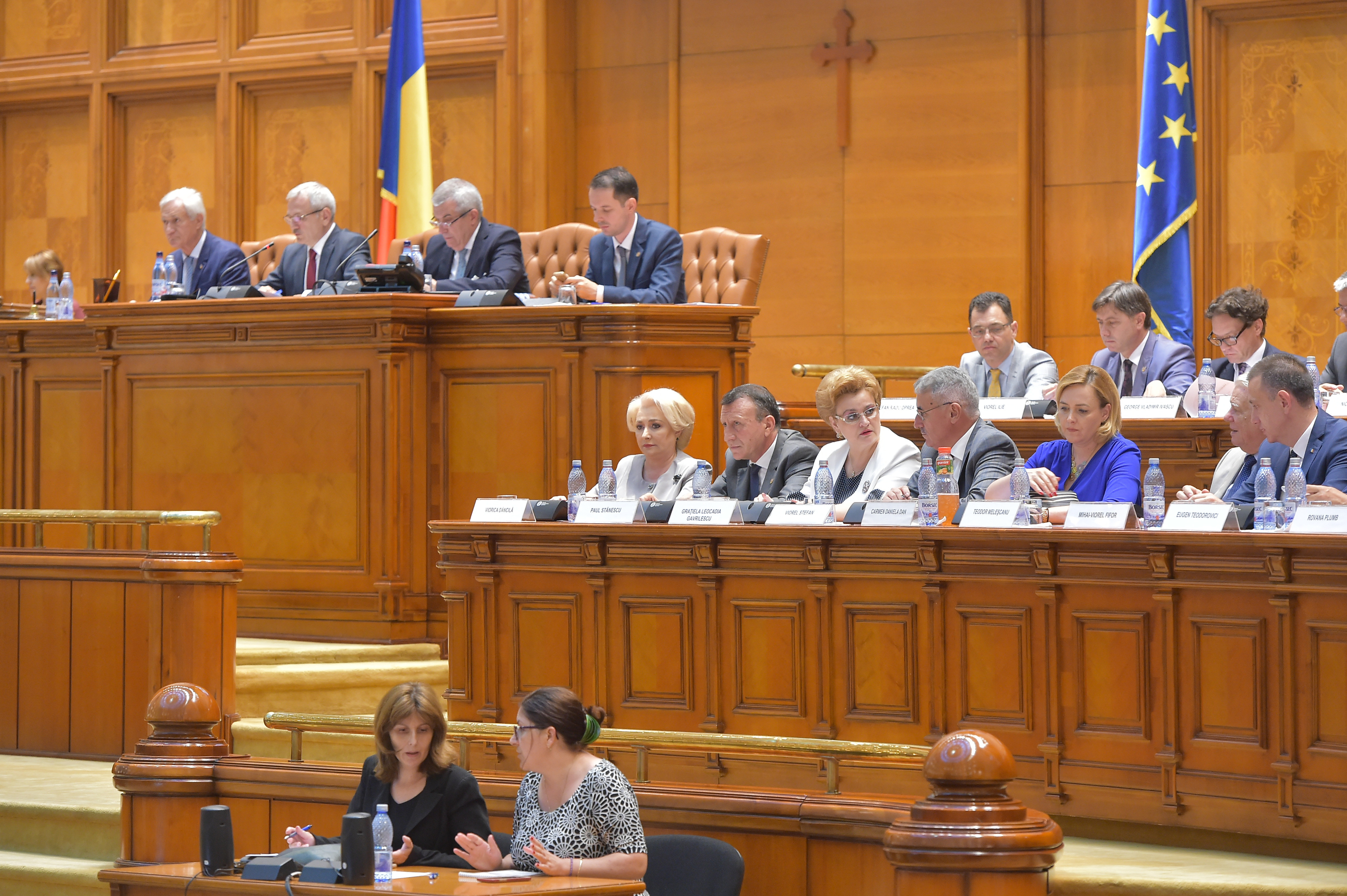 Moţiunea de cenzură, votată miercuri. Opoziția mai are nevoie de 90 de voturi