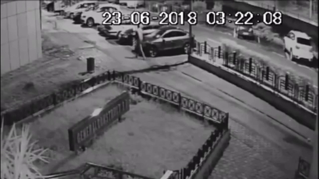 34 de mașini, vandalizate într-o singură noapte. Autorul, surprins pe camere