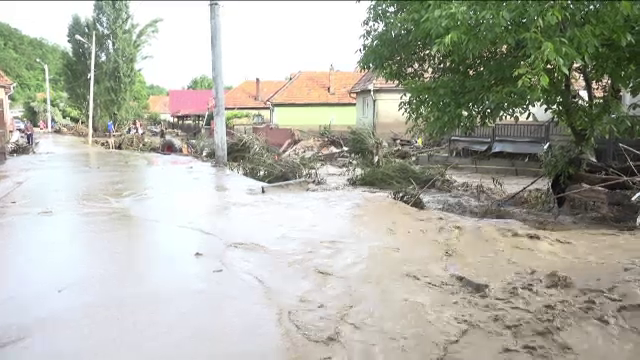 Bilanțul furtunii de vineri, din Alba: 40 de mașini si 400 de gospodării, distruse