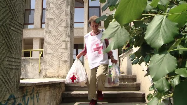 Sute de pensionari, implicați în activități de voluntariat: „Mă motivează”