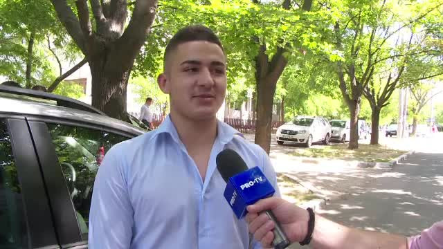 Petrecere pe manele, după BAC. ”Coboară în jos, Luceafăr alunecat. Cum era, mă?”