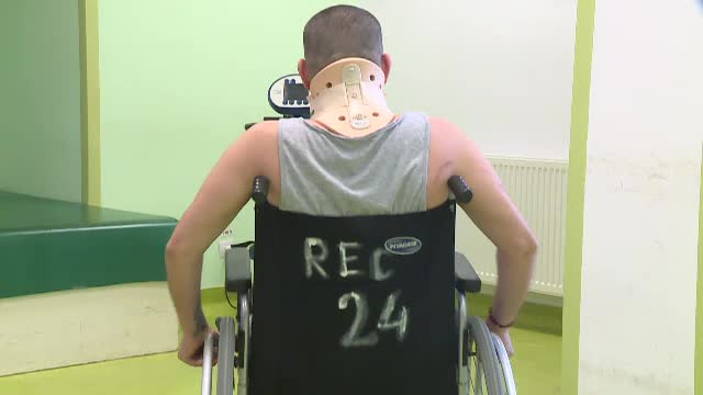 Au murit sau au rămas paralizați pe viață, după ce au sărit cu capul înainte în piscină