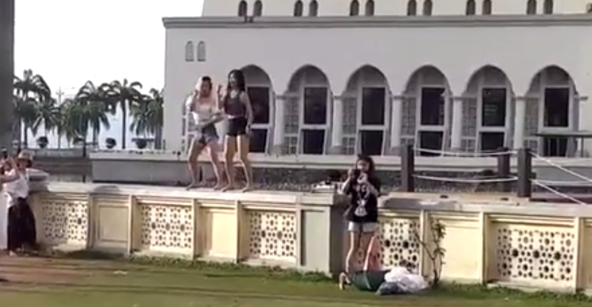 Interdicție pentru turiști la o moschee, din cauza unui dans „provocator”