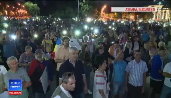 Mii de persoane au protestat în București. ”Nu vreau să trăiesc în comunism”