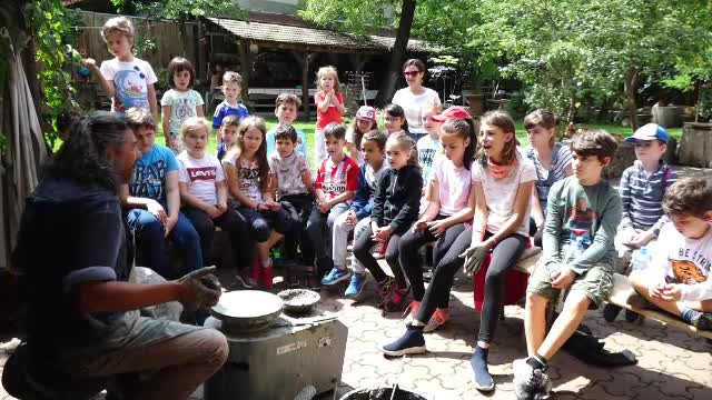 Taberele unde copiii se distrează și dorm în case vechi de peste 100 de ani