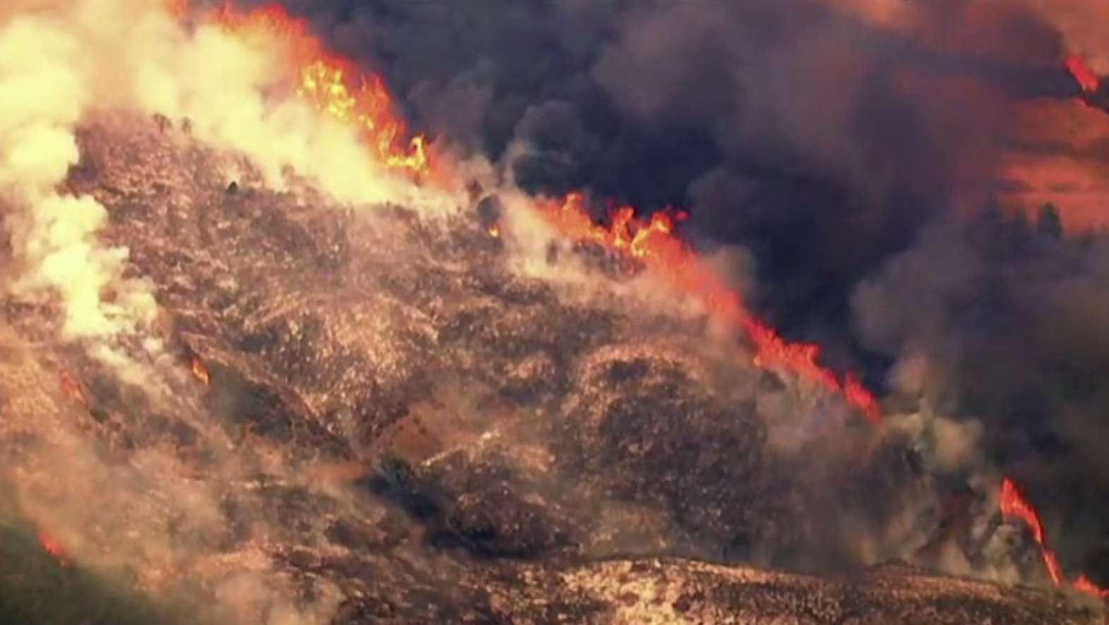 Aproape 3100 de hectare de vegetație, pârjolite de un incendiu puternic. 3000 de oameni, evacuați