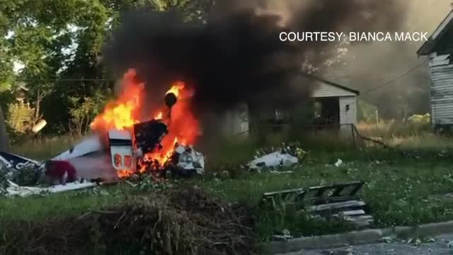 Doi morți după ce un avion s-a prăbușit în Detroit. Pilotul, salvat de un martor