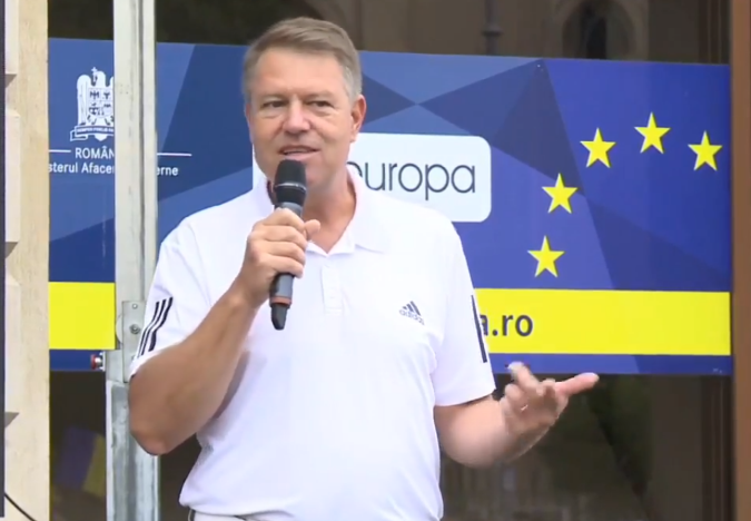 Klaus Iohannis, alături de mai mulți bicicliști care au plecat spre Alba Iulia. Mesajul președintelui