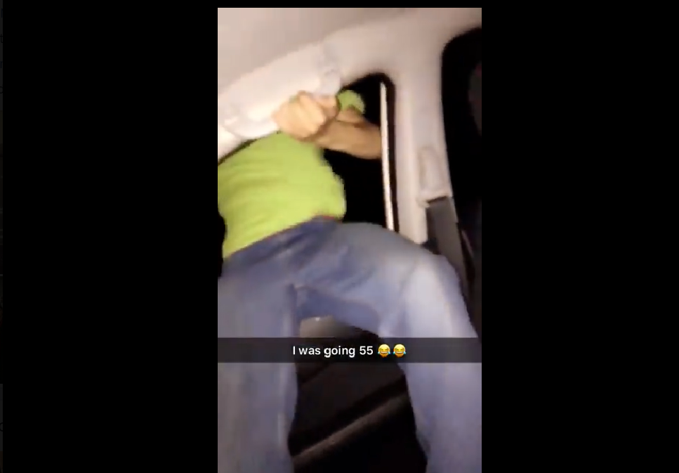 Momentul șocant în care un tânăr cade pe geamul unei mașini aflate în mers. VIDEO