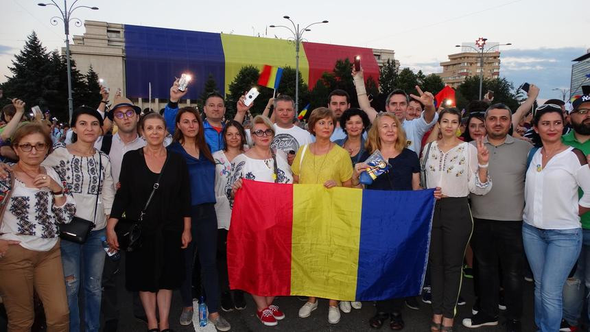 Parlamentarii PNL se duc în Piața Victoriei, ”în semn de respect faţă de cei care se bat pentru democraţie”
