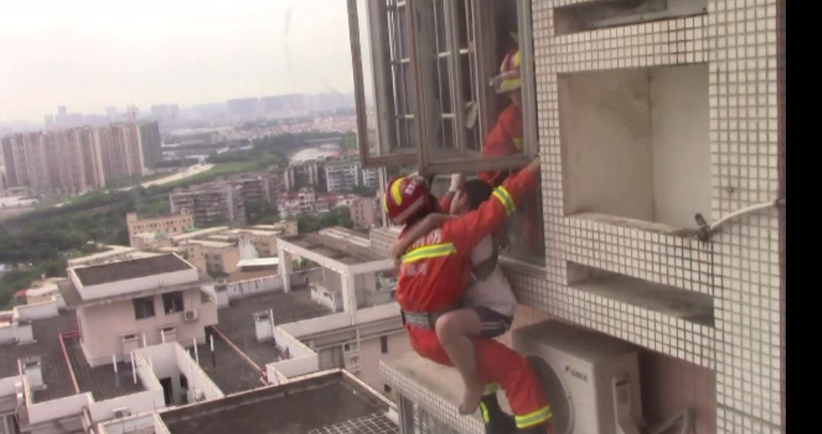 Cum a reușit un copil să se strecoare în spaţiul rezervat instalației pe faţada blocului