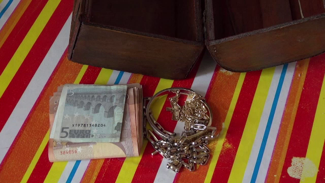 Metoda Accidentul încă face victime: ”M-am panicat. Au intrat în casă şi le-am dat aurul”