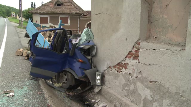 Accident grav pe DN1, cu 3 răniți. Un camion cu lemne a lovit o casă