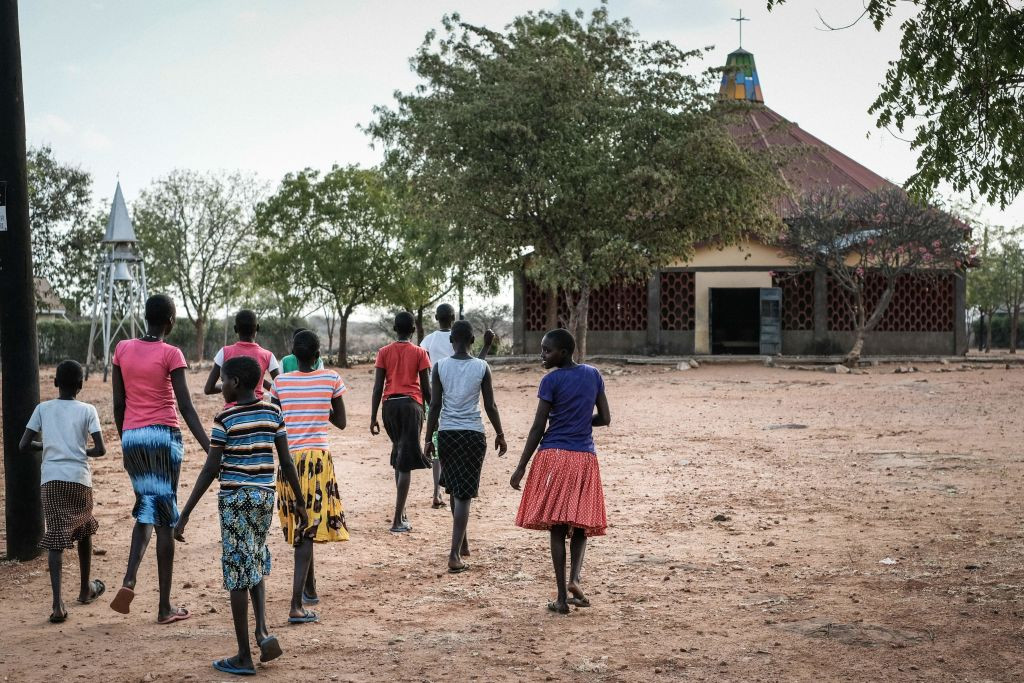 O fetiță a mers desculță prin munți 60 de kilometri, ca să scape de o căsătorie aranjată