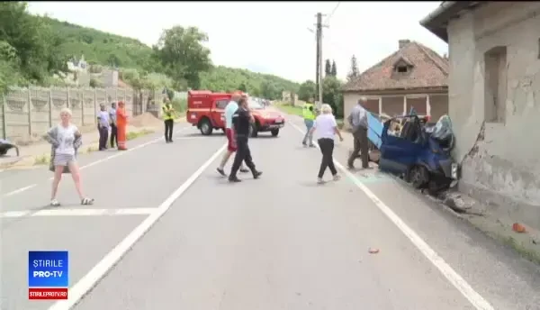 Accident grav pe DN1, cu 3 răniți. Un camion cu lemne a lovit o casă