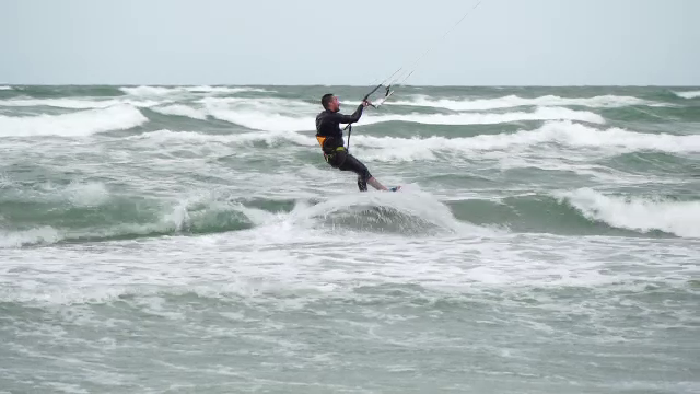 Pasionați de kitesurfing profită de vântul puternic de pe litoral