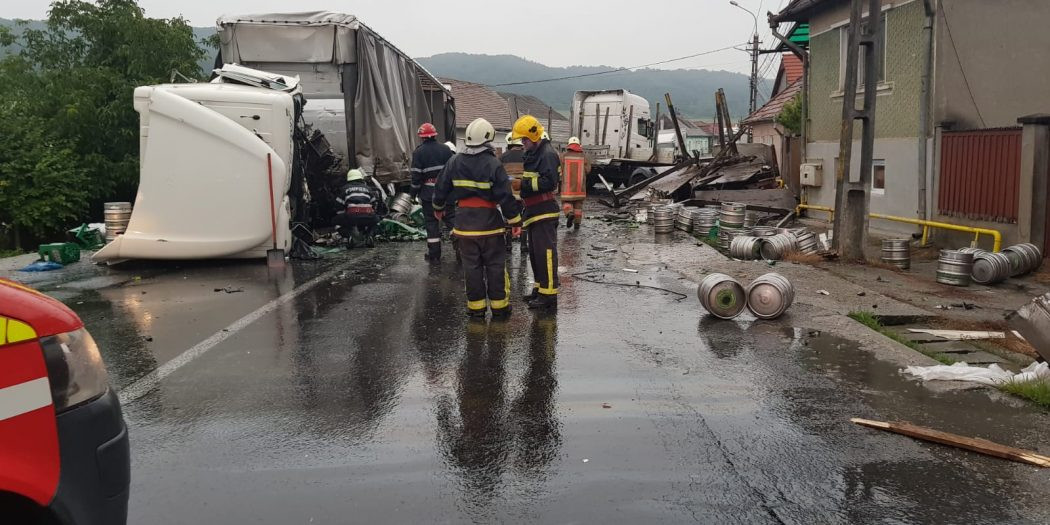 Trafic blocat pe DN13. S-au ciocnit două TIR-uri