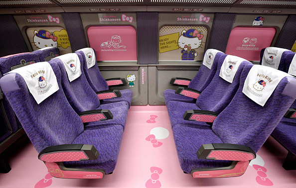 Un tren Hello Kitty de mare viteză va circula în Japonia. Imagini din interior