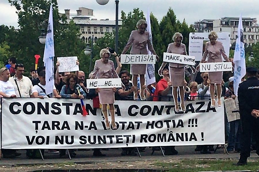 proteste la Parlament
