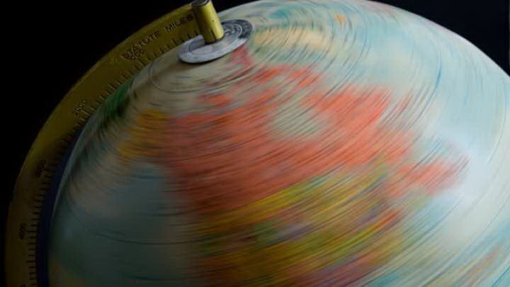 Rotația Pământului încetinește: care e motivul și cum ne afectează asta